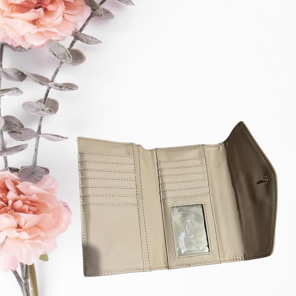 Guess foldable wallet. - Picture 2 of 4